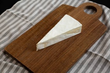 Tahta üzerinde organik ev yapımı beyaz peynirli peynir..