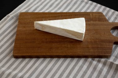 Tahta üzerinde organik ev yapımı beyaz peynirli peynir..