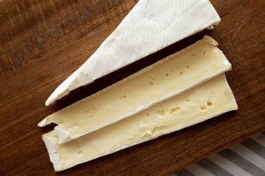 Tahta üzerinde organik ev yapımı beyaz peynirli peynir..