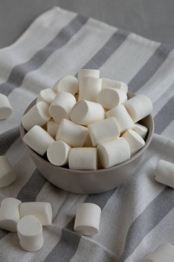 Bir kasede yumuşak beyaz şekerlemeler, yan görünüm.