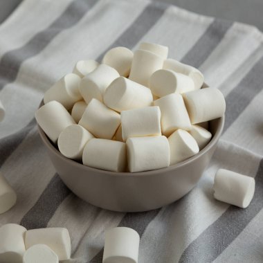 Bir kasede yumuşak beyaz şekerlemeler, yan görünüm.