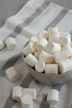 Bir kasede yumuşak beyaz şekerlemeler, yan görünüm.