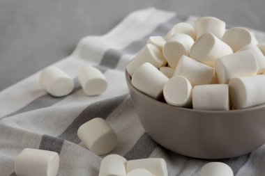 Bir kasede yumuşak beyaz şekerlemeler, yan görüş. Yakın plan..