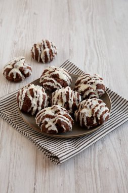 Tabakta Hindistan cevizi kremalı ev yapımı profiteroller.. 