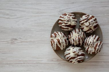 Ev yapımı profiteroller ve hindistancevizi kreması. Boşluğu kopyala.