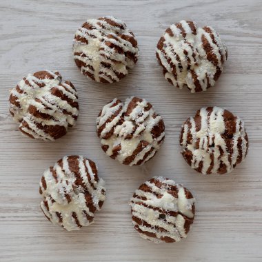 Beyaz ahşap arka planda hindistan cevizi kremalı ev yapımı profiteroller.. 