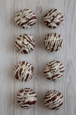 Beyaz ahşap arka planda hindistan cevizi kremalı ev yapımı profiteroller.. 