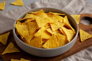 Ev yapımı Tortilla Mısır cipsi kasede, yan görüş.