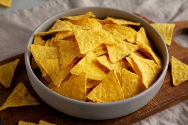 Ev yapımı Tortilla Mısır cipsi kasede, yan görüş.