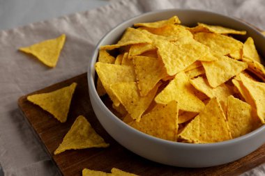 Ev yapımı Tortilla Mısır cipsi kasede, yan görüş.