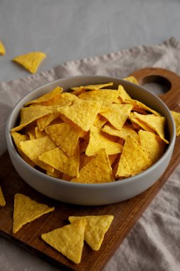 Ev yapımı Tortilla Mısır cipsi kasede, yan görüş.