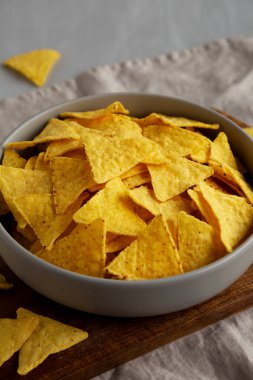 Ev yapımı Tortilla Mısır cipsi kasede, yan görüş.