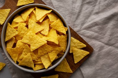 Ev yapımı Tortilla Corn Chips in a Bowl, top view. Yukarıdan, yukarıdan..