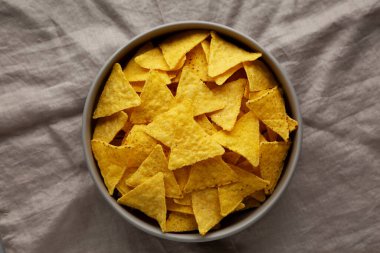 Ev yapımı Tortilla Corn Chips in a Bowl, top view. Yukarıdan, yukarıdan..