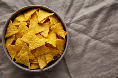 Ev yapımı Tortilla Corn Chips in a Bowl, top view. Yukarıdan, yukarıdan. Boşluğu kopyala.