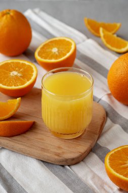 Bardakta organik portakal suyu, yan görüş..