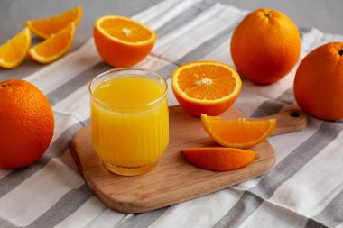 Bardakta organik portakal suyu, yan görüş..