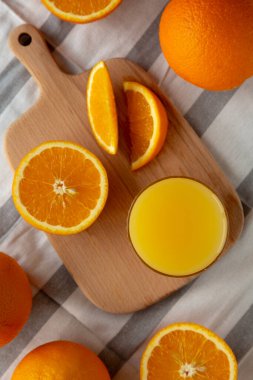 Bardakta organik portakal suyu, üst manzara..