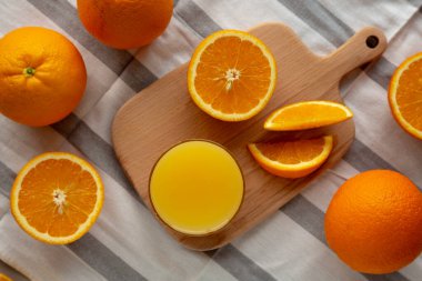 Bardakta organik portakal suyu, üst manzara..