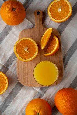 Bardakta organik portakal suyu, üst manzara. Yukarıdan, dümdüz uzanmış.