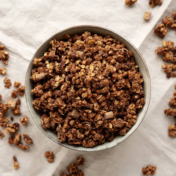Ev yapımı Sağlıklı Çikolata Granola Bir kâse, üst manzara. 