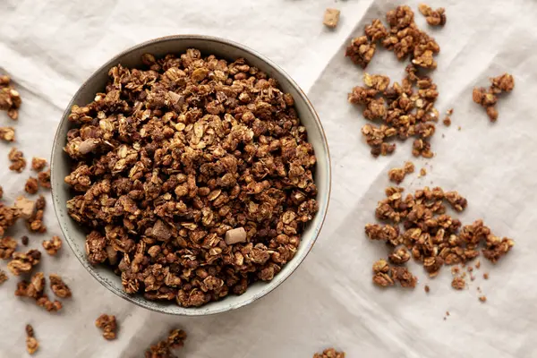 Ev yapımı Sağlıklı Çikolata Granola Bir kâse, üst manzara. 