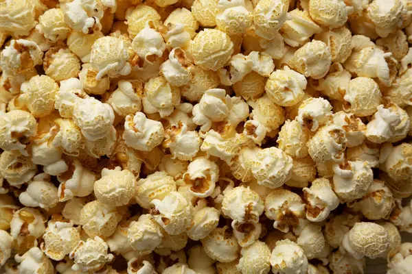 Ev yapımı tereyağlı patlamış mısır ve deniz tuzu..