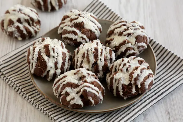 Tabakta Hindistan cevizi kremalı ev yapımı profiteroller.. 