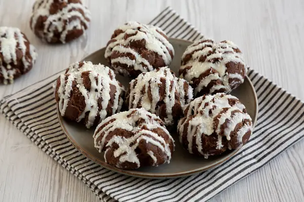 Tabakta Hindistan cevizi kremalı ev yapımı profiteroller..