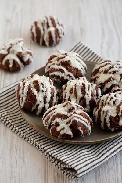 Tabakta Hindistan cevizi kremalı ev yapımı profiteroller.. 