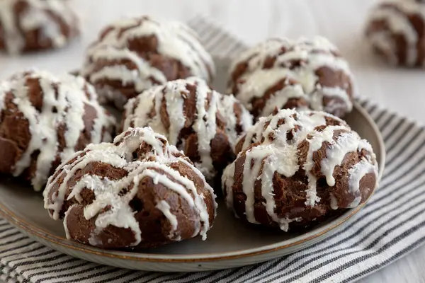 Tabakta Hindistan cevizi kremalı ev yapımı profiteroller.. 