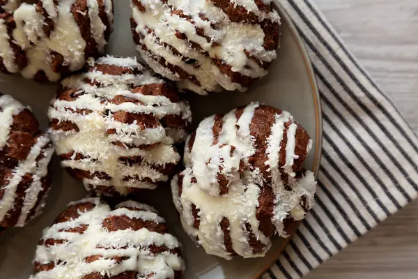 Tabakta Hindistan cevizi kremalı ev yapımı profiteroller..