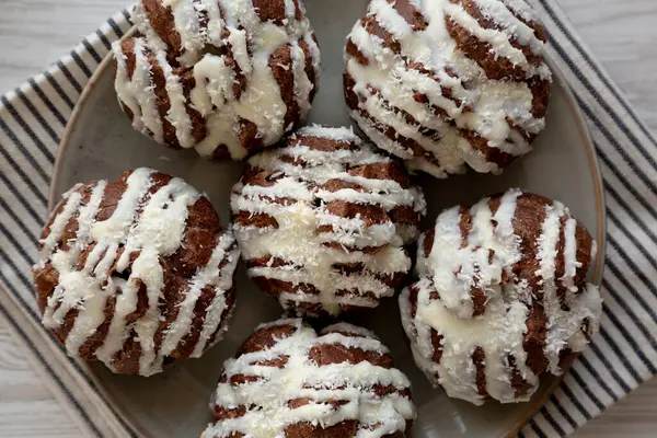 Tabakta Hindistan cevizi kremalı ev yapımı profiteroller..