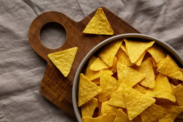 Ev yapımı Tortilla Corn Chips in a Bowl, top view. Yukarıdan, yukarıdan..