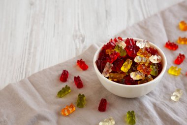 Kasede renkli ayıcıklı jelibonlar, yan görüş. Boşluğu kopyala.