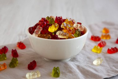 Bir kasede renkli ayıcıklar, düşük açılı görünüm. 