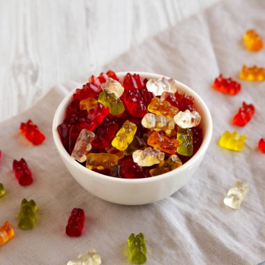 Bir kasede renkli ayıcıklar, yan görünüm. 