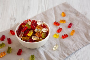 Bir kasede renkli ayıcıklar, yan görünüm.