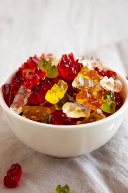 Kasede renkli ayıcıklı jelibonlar, yan görüş. Yakın plan..