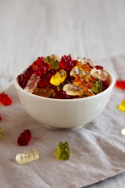 Bovling sahasında renkli ayıcıklar, düşük açı. Yakın plan..