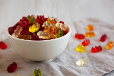 Bovling sahasında renkli ayıcıklar, düşük açı. Yakın plan..