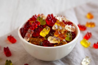 Kasede renkli ayıcıklı jelibonlar, yan görüş. Yakın plan..