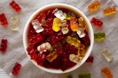 Bir kasede renkli ayıcıklı jelibon, en iyi manzara. Dümdüz, tepeden, yukarıdan.