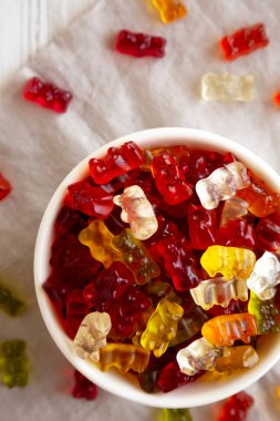 Bir kasede renkli ayıcıklı jelibon, en iyi manzara. Dümdüz, tepeden, yukarıdan.