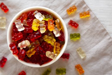 Bir kasede renkli ayıcıklı jelibon, en iyi manzara. Dümdüz, tepeden, yukarıdan.