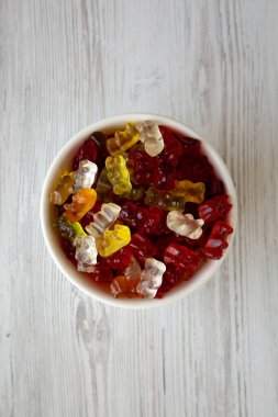 Bir kasede renkli ayıcıklı jelibon, en iyi manzara. Dümdüz, tepeden, yukarıdan.