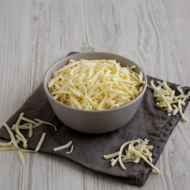 Parçalanmış Mozzarella Peyniri Kasede, yan görünüm.