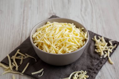 Parçalanmış Mozzarella Peyniri Kasede, yan görünüm.
