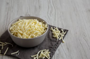 Parçalanmış Mozzarella peyniri kasede, yan manzara. Boşluğu kopyala.