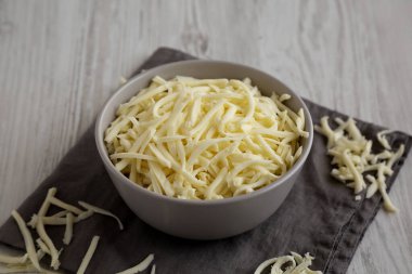 Parçalanmış Mozzarella Peyniri Kasede, yan görünüm. 